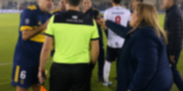 Una dirigente deportiva quedó acusada de pegarle a un árbitro en un partido