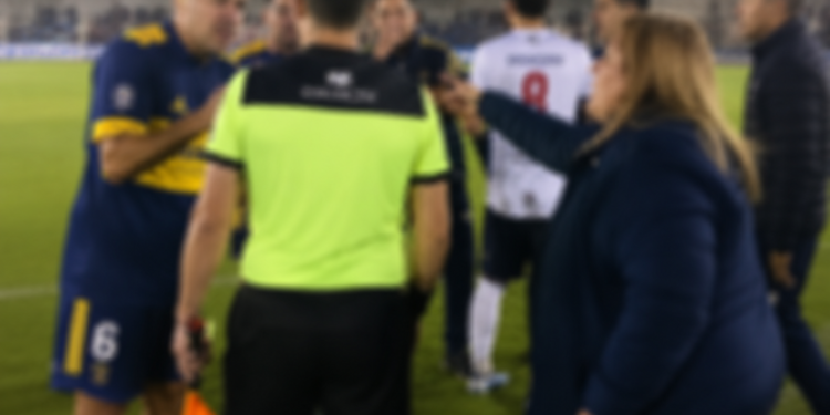 Una dirigente deportiva quedó acusada de pegarle a un árbitro en un partido