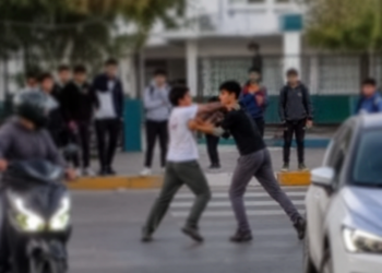 Violenta pelea frente a una escuela sanjuanina: todo quedó grabado en un video