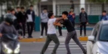 Violenta pelea frente a una escuela sanjuanina: todo quedó grabado en un video