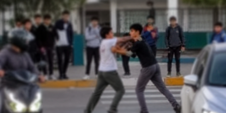 Violenta pelea frente a una escuela sanjuanina: todo quedó grabado en un video