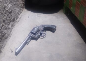 Detuvieron a padre e hijo tras un tiroteo entre vecinos en Chimbas: secuestraron un revólver