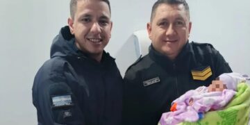 Policías asistieron un parto de emergencia en Chimbas y ayudaron al nacimiento de una bebé