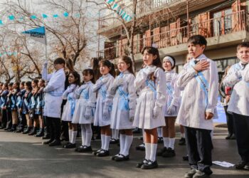 Estudiantes de Santa Lucía prometieron lealtad a la Bandera