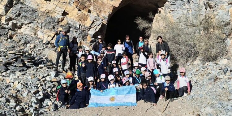 Estudiantes de San Martín participaron de una jornada de ecosenderismo en el Cerro Pie de Palo