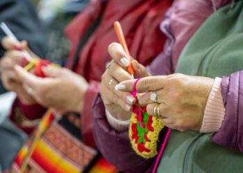Más de 500 tejedoras hicieron unas 60 mantas como homenaje a Doña Paula