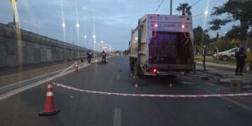 Un policía en moto impactó contra un camión recolector de basura