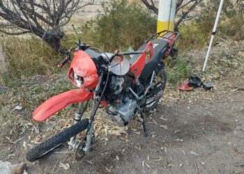 Tragedia en San Juan: un joven de 18 años murió tras un brutal choque contra un poste