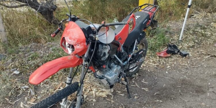 Tragedia en San Juan: un joven de 18 años murió tras un brutal choque contra un poste