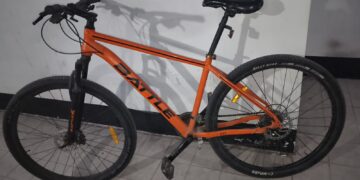 Intentaron robar una bicicleta en Rawson, golpearon a la víctima y terminaron detenidos