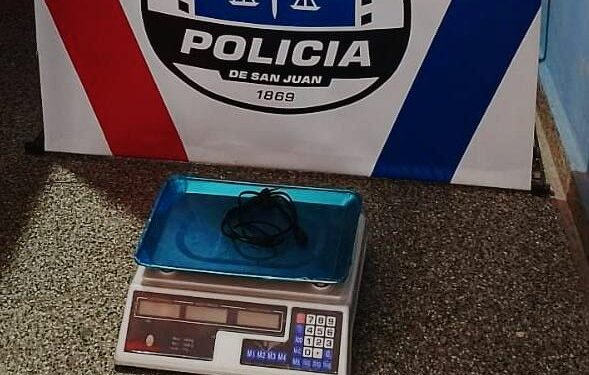 Buscan a un vendedor de objetos y secuestran una balanza en 25 de Mayo