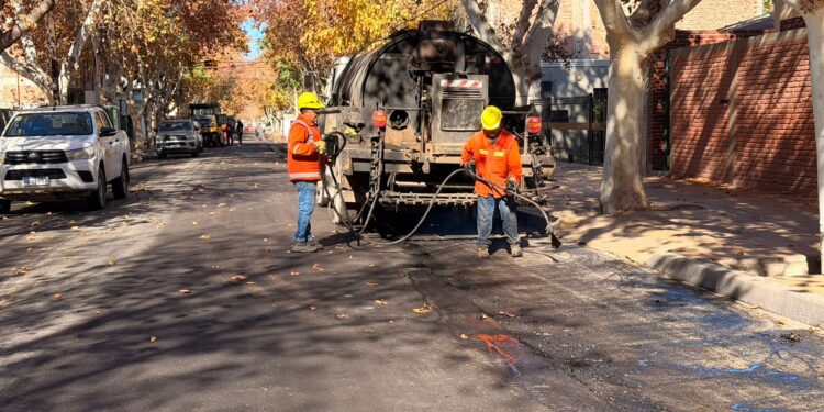 Comenzaron los trabajos de pavimentación sobre calle Caseros