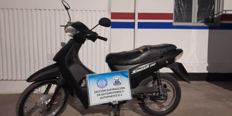 Recuperaron un auto y una moto robados