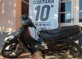 Una moto apareció estacionada en plena calle y desató un operativo para buscar al dueño