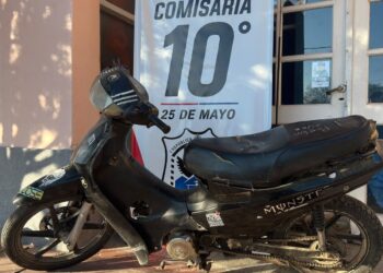 Una moto apareció estacionada en plena calle y desató un operativo para buscar al dueño