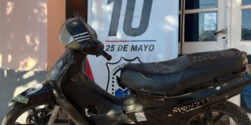 Una moto apareció estacionada en plena calle y desató un operativo para buscar al dueño