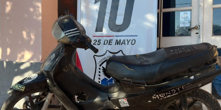 Una moto apareció estacionada en plena calle y desató un operativo para buscar al dueño