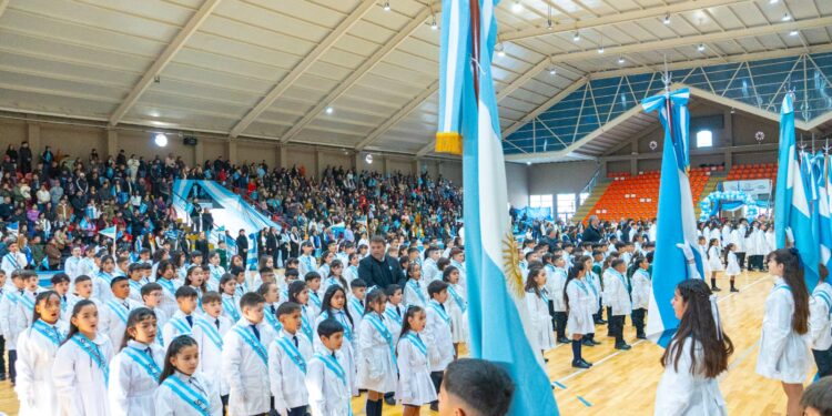 Más de 1.400 alumnos de Rawson prometieron lealtad a la Bandera Argentina