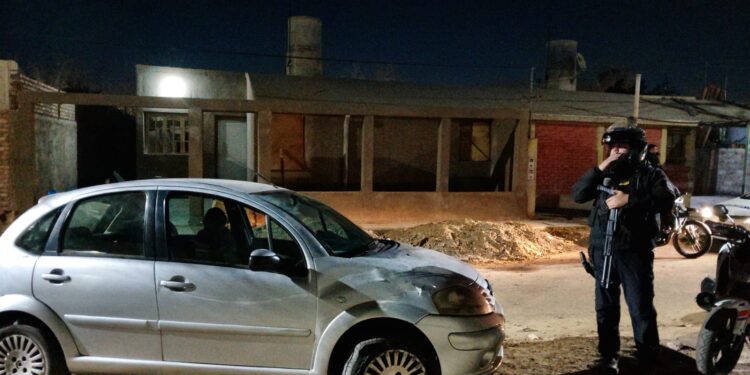 Abandonaron un auto en plena vía pública