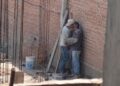 Polémica: encuentran a dos albañiles a los besos en una obra de construcción