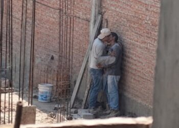 Polémica: encuentran a dos albañiles a los besos en una obra de construcción