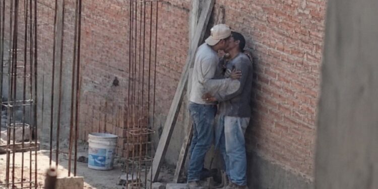 Polémica: encuentran a dos albañiles a los besos en una obra de construcción