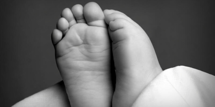 Mujer dio a luz a su bebé y la enterró viva para que su pareja no se enterara