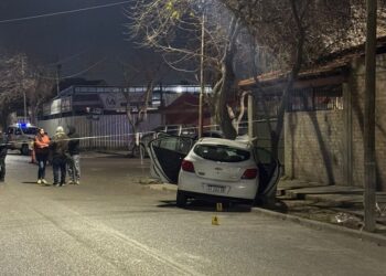 Tragedia vial en San Juan: un hombre murió tras chocar contra una camioneta y un árbol