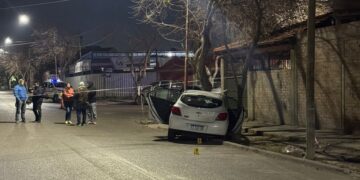 Tragedia vial en San Juan: un hombre murió tras chocar contra una camioneta y un árbol