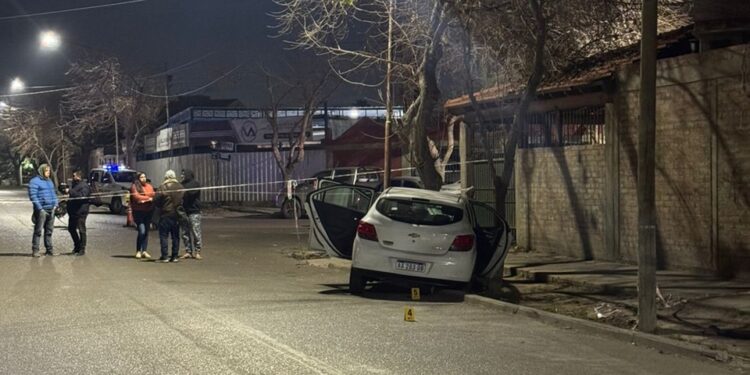 Tragedia vial en San Juan: un hombre murió tras chocar contra una camioneta y un árbol