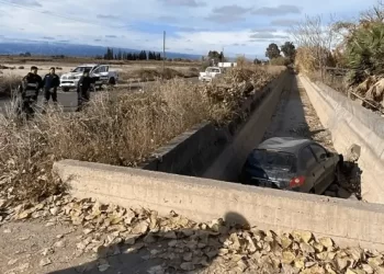 Mujer terminó con su auto dentro de un canal