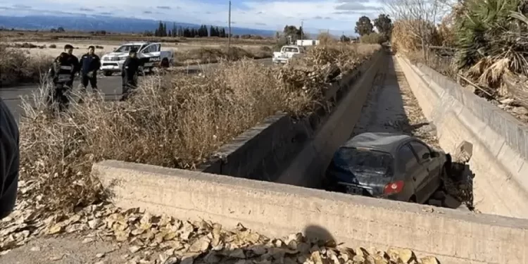 Mujer terminó con su auto dentro de un canal