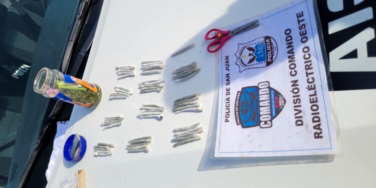 Secuestraron 540 gramos de marihuana y 56 cigarrillos caseros a un joven en Rivadavia