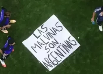 Malvinas en el centro de la fiesta: la Selección y la bandera que dio la vuelta al mundo