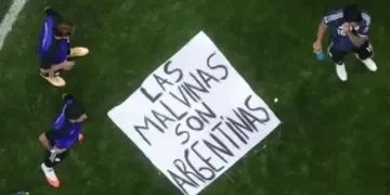 Malvinas en el centro de la fiesta: la Selección y la bandera que dio la vuelta al mundo
