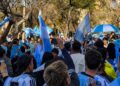 Multitudinario festejo en la Plaza 25 de Mayo por la victoria de Argentina