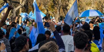 Multitudinario festejo en la Plaza 25 de Mayo por la victoria de Argentina