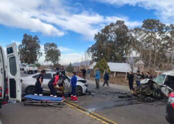Violento choque frontal en Ruta 40: tres personas fueron hospitalizadas tras el impacto