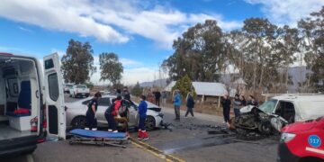 Violento choque frontal en Ruta 40: tres personas fueron hospitalizadas tras el impacto
