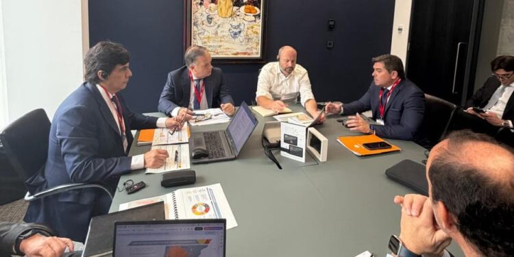 Orrego presentó en Londres la emisión de bonos ante inversores internacionales de primer nivel