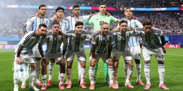 La FIFA confirmó con qué camiseta jugará la Selección argentina ante España en la final del Mundial