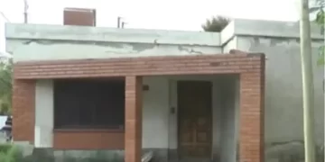 Hallaron muerta a una mujer en su casa y su hijo quedó detenido