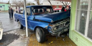 Grave accidente en Caucete: dos vehículos terminaron contra una farmacia