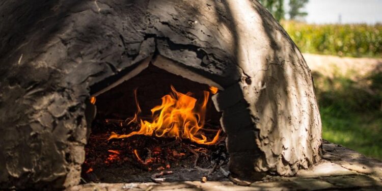 Un intendente sanjuanino inauguró un horno de barro y generó una gran polémica