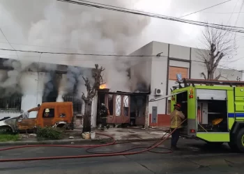 Una mujer murió y un hombre sufrió graves quemaduras durante un voraz incendio