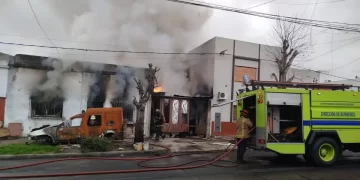 Una mujer murió y un hombre sufrió graves quemaduras durante un voraz incendio