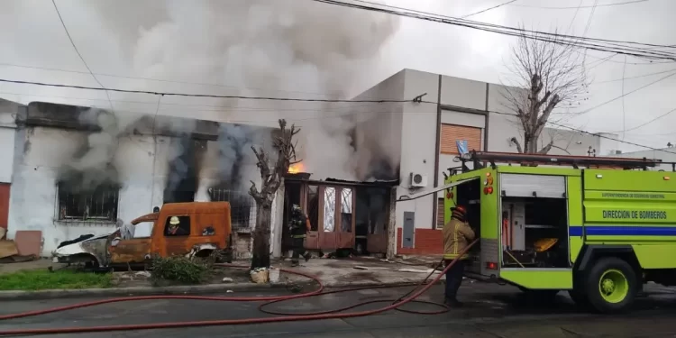 Una mujer murió y un hombre sufrió graves quemaduras durante un voraz incendio