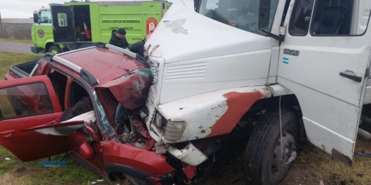 Una mujer murió tras un choque frontal entre una camioneta y un camión