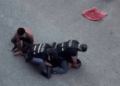 Un hombre murió mientras la policía lo esposaba y él pedía ayuda
