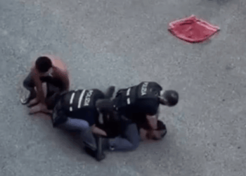 Un hombre murió mientras la policía lo esposaba y él pedía ayuda